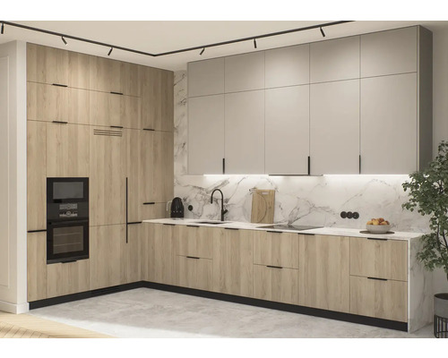 Moderná kuchyňa s drevenými a bielymi čelami, čiernou armatúrou a osvetlením.