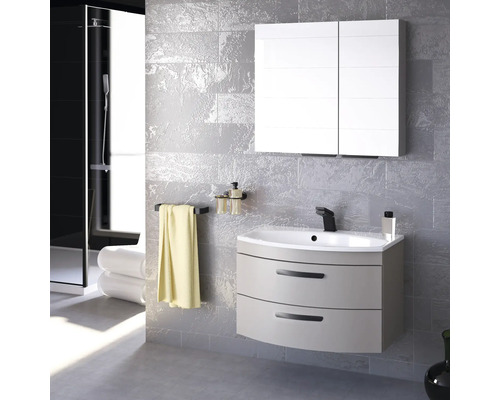 Moderná kúpeľňa s umývadlom, zrkadlovou skrinkou a držiakom na uteráky pred sivou stenou