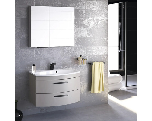 Kúpeľňa s umývadlovou skrinkou, zrkadlovou skrinkou, uterákom a kúpeľňovými doplnkami