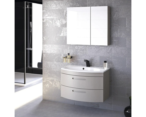 Kúpeľňa s umývadlovou skrinkou, umývadlom, zrkadlovou skrinkou a sprchou