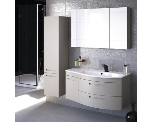 Moderná kúpeľňa s umývadlom, zrkadlovou skrinkou a vysokou skrinkou pred sivou stenou