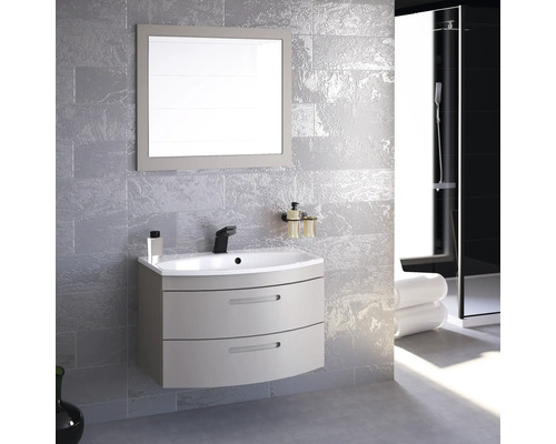 Kúpeľňa s umývadlovou skrinkou, zrkadlom a armatúrou