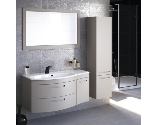 Kúpeľňa s umývadlom, zrkadlom, vysokou skriňou a sprchou