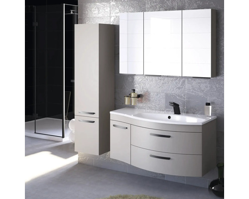 Kúpeľňa s umývadlom, zrkadlovou skrinkou, vysokou skrinkou a sprchou