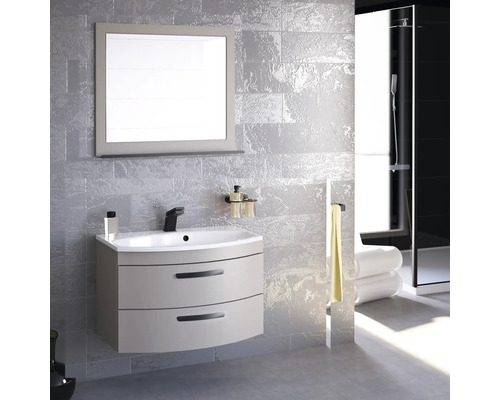 Moderná kúpeľňa s umývadlom, zrkadlom a sprchou