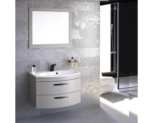 Moderná kúpeľňa s umývadlom, zrkadlom a sprchou.