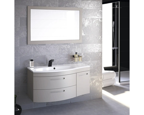 Moderná kúpeľňa s umývadlom, zrkadlom a sprchou