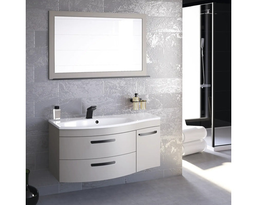 Moderná kúpeľňa s umývadlovou skrinkou, zrkadlom a batériou