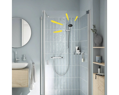 Moderná kúpeľňa so sprchou, umývadlom a zrkadlom