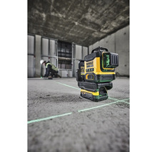 Laserová vodováha DeWalt so zelenými laserovými líniami používaná na stavenisku