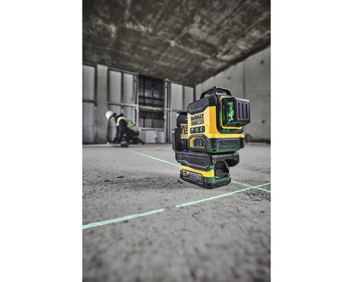 Laserová vodováha DeWalt so zelenými laserovými líniami používaná na stavenisku