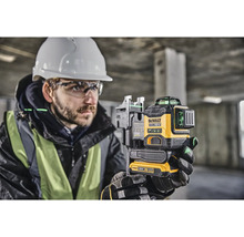 Stavebný robotník s krížovým laserom DeWalt na vyrovnávanie na staveniskách