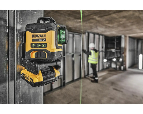 Logo DeWalt 18 voltová akumulátorová laserová vodováha so zelenými laserovými líniami v stavebnom prostredí.