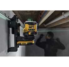 Laserová vodováha DeWalt s držiakom a batériou v prevádzke.