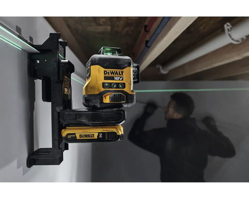 Laserová vodováha DeWalt s držiakom a batériou v prevádzke.