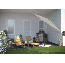 Scéna s dvoma drevenými ležadlami a slnečníkom na terase