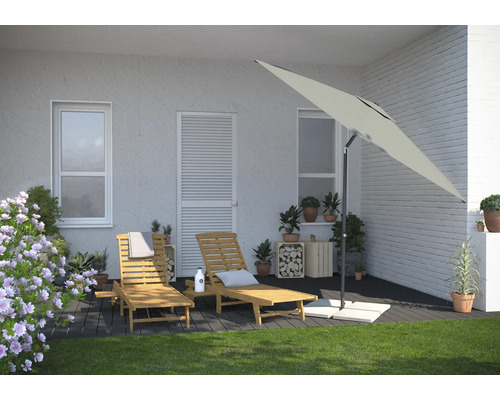 Scéna s dvoma drevenými ležadlami a slnečníkom na terase