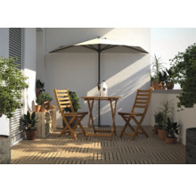 Terasa so záhradným stolom, stoličkami, slnečníkom a rastlinami pre útulnú atmosféru