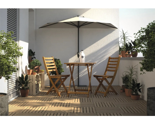 Terasa so záhradným stolom, stoličkami, slnečníkom a rastlinami pre útulnú atmosféru