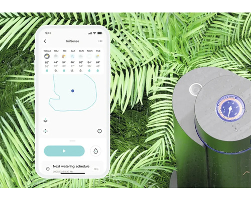 Smartphone s otvorenou aplikáciou IrriSense vedľa zavlažovacieho systému v záhrade.