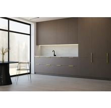 Svetlá kuchyňa s modernými skriňami, drezom a jedálenským stolom