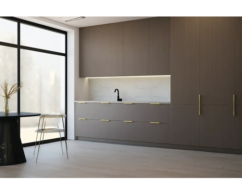 Svetlá kuchyňa s modernými skriňami, drezom a jedálenským stolom