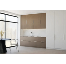 Moderná kuchyňa s hnedými a bielymi skriňami, drezom a jedálenským stolom