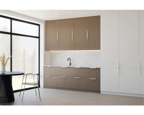 Moderná kuchyňa s hnedými a bielymi skriňami, drezom a jedálenským stolom