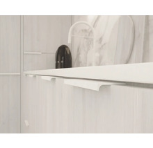 Kuchynská scéna s minimalistickým dizajnom a svetlými drevenými prvkami