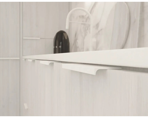 Kuchynská scéna s minimalistickým dizajnom a svetlými drevenými prvkami