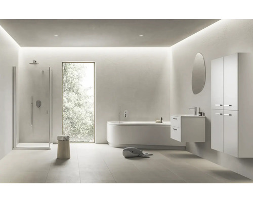 Svetlá kúpeľňa so sprchou, vaňou, umývadlom, zrkadlovou skrinkou a oknom