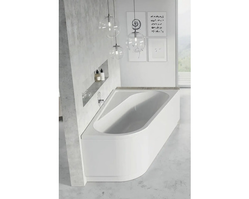 Svetlá kúpeľňová scéna s modernou bielou vaňou pod závesnými svietidlami.