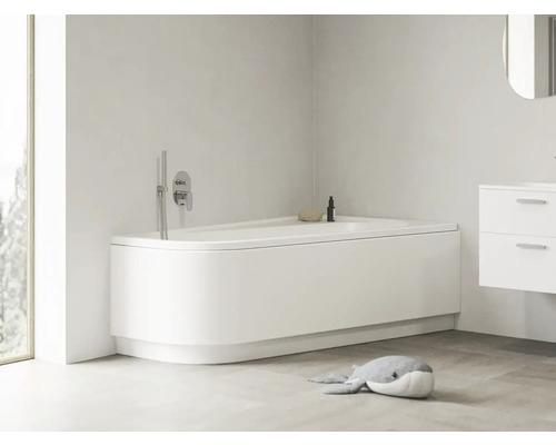 Rohová vaňa v kúpeľni s umývadlom a doplnkami