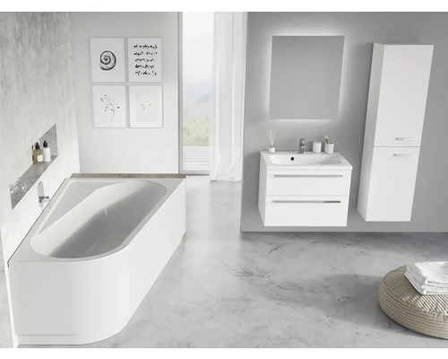 Svetlá kúpeľňa s vaňou, umývadlom, zrkadlovou skrinkou a vysokou skrinkou na kúpeľňové potreby