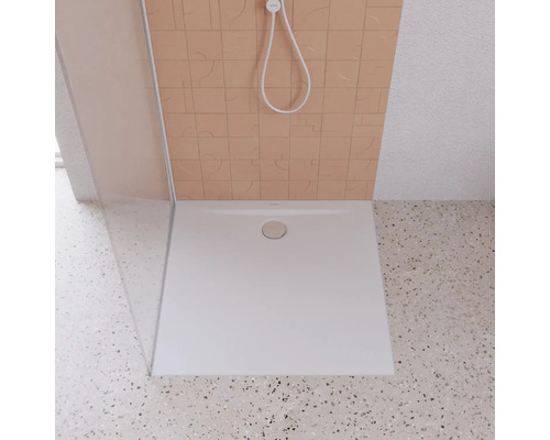 Sprchovací kút v úrovni podlahy so sprchovou hlavicou a odtokom