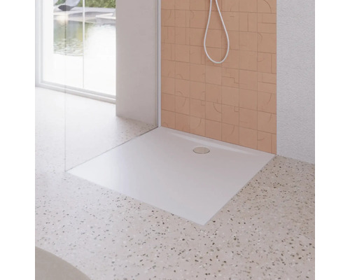 Štvorcová sprchová vanička v kúpeľni so sprchovou hlavicou