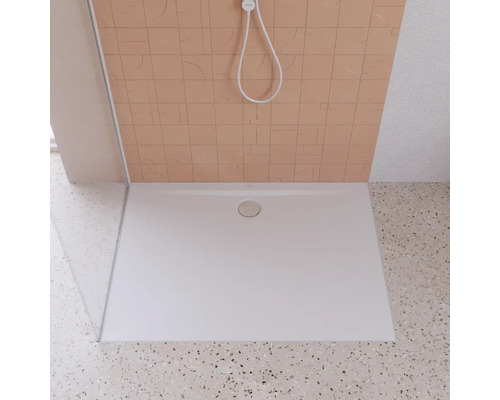 Biela sprchová vanička s odtokom v kúpeľni