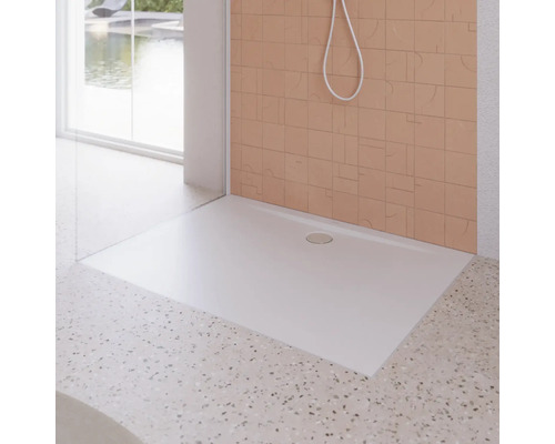 Sprchovací kút v úrovni podlahy s odtokovým žľabom v modernej kúpeľni