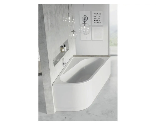 Moderná kúpeľňa s vaňou, osvetlením a dekoráciami