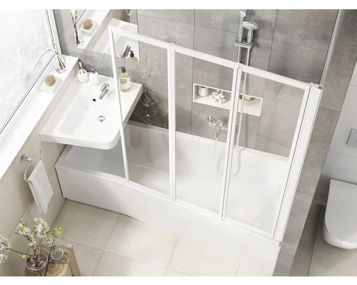 Svetlá kúpeľňa s vaňou, sprchovou zástenou a umývadlom