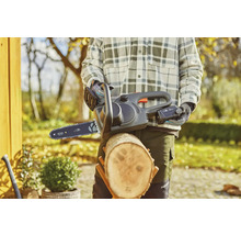 Akumulátorová reťazová píla Gardena s kmeňom stromu