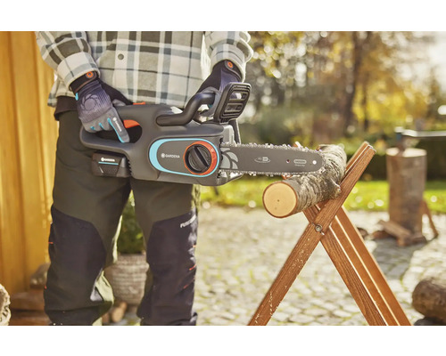 Akumulátorová reťazová píla Gardena s dreveným kmeňom na koze