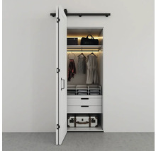 Otvorená skriňa s posuvnými dverami a interiérom s priehradkami, šatníkovou tyčou, zásuvkami a taškami