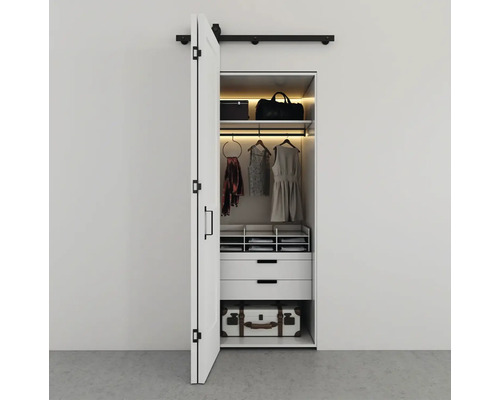 Otvorená skriňa s posuvnými dverami a interiérom s priehradkami, šatníkovou tyčou, zásuvkami a taškami