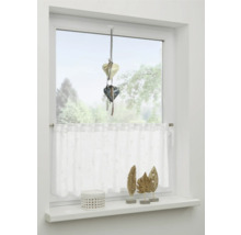 Zdobené okno so srdiečkovým príveskom, záclonou a dekoráciou okenného parapetu