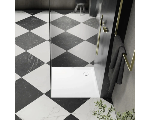 Moderná kúpeľňa so štvorcovými dlaždicami, sprchou a držiakom na uteráky