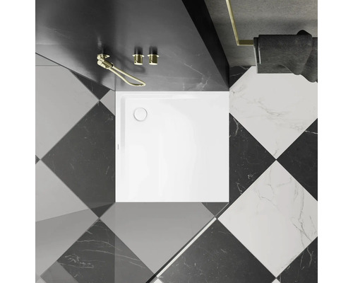 Štvorcová sprchová vanička v kúpeľni so šachovnicovými dlaždicami