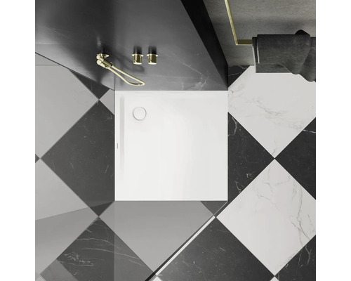 Štvorcová sprchová vanička v kúpeľni so šachovnicovými dlaždicami