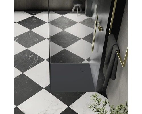 Kúpeľňa so sprchovacím kútom, uterákom a šachovnicovými dlaždicami