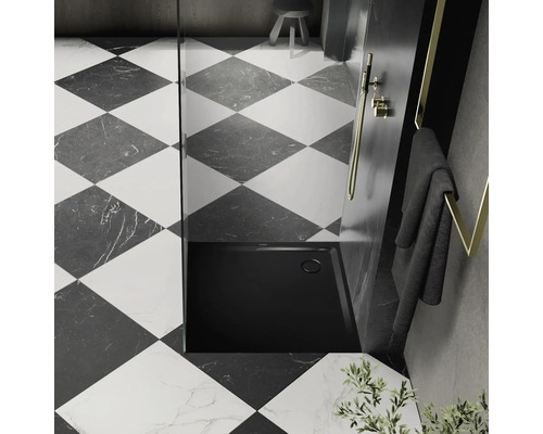 Kúpeľňa so šachovnicovými dlaždicami a tmavou sprchovou vaničkou
